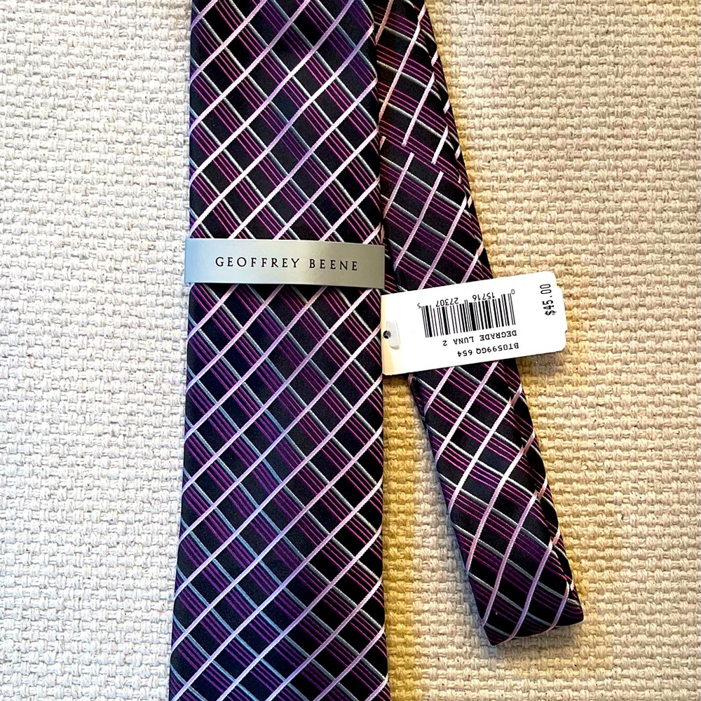 New with tags, Geoffrey Beene 100% silk tie.